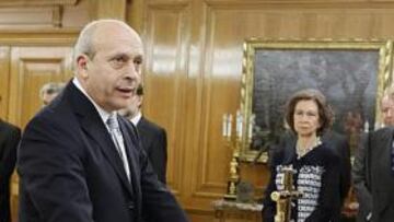 <b>LA BIBLIA, LA CONSTITUCIÓN Y EL REAL MADRID. </b>Wert jura su cargo en presencia del Rey y Gallardón.