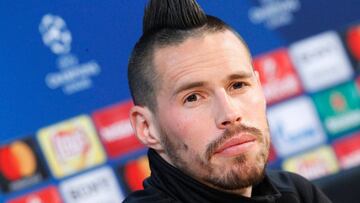 Napoli&#039;s midfielder from Slovakia Marek Hamsik attends a press conference on the eve of the Champions League football match Napoli vs Real Madrid on March 6, 2017 at the Castel Nuovo training camp in Naples. / AFP PHOTO / Carlo Hermann