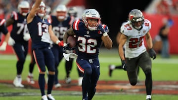 TAMPA, FLORIDA - NOVEMBER 09: Treveyon Henderson #32 of the New England Patriots runs the ball for a touchdown against the Tampa Bay Buccaneers during the second half in the game at Raymond James Stadium on November 09, 2025 in Tampa, Florida. Mike Carlson/Getty Images/AFP (Photo by Mike Carlson / GETTY IMAGES NORTH AMERICA / Getty Images via AFP)