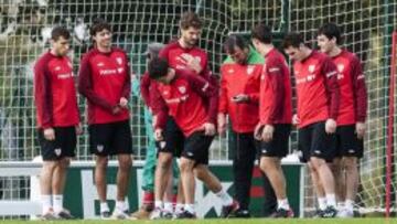 Los jugadores del Athletic de Bilbao, durante la sesión de entrenamiento de hoy antes del partido de Liga Europa.