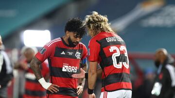 TANGER MED, MOROCCO - FEBRUARY 07: Gabriel Barbosa and David Luiz of Flamengo dejected at full time of the FIFA Club World Cup Morocco 2022 Semi Final match between Flamengo v Al Hilal SFC at Stade Ibn-Batouta on February 7, 2023 in Tanger Med, Morocco. (Photo by James Williamson - AMA/Getty Images)