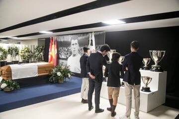 Los nietos de Amancio observan los trofeos que ganó su abuelo con el Real Madrid.