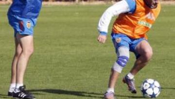 El asturiano lució una rodillera que llevará incluso este miércoles ante el Bursaspor. El 10 ché padece un edema óseo y se siente mucho más seguro jugando con ella que sin ella.