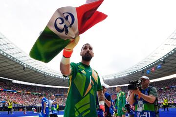 El portero italiano Gianluigi Donnarumma saluda a los aficionados tras la derrota en octavos de final ante Suiza. 
 