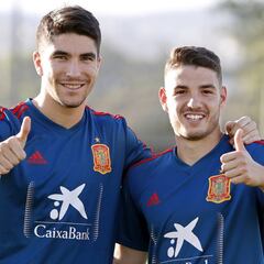 Carlos Soler le da la bienvenida al Valencia a Manu Vallejo