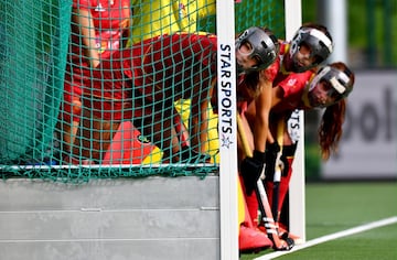 El equipo de España de hockey hierba defiende un penalti-córner en un partido de la Liga Mundial ante Países Bajos