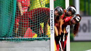 El equipo de España de hockey hierba defiende un penalti-córner en un partido de la Liga Mundial ante Países Bajos