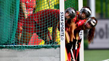 El equipo de España de hockey hierba defiende un penalti-córner en un partido de la Liga Mundial ante Países Bajos