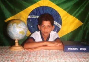 De familia humilde, Daniel Alves Da Silva nació el 6 de mayo de 1983 en Juazeiro, ciudad del estado brasileño de Bahía, Brasil. Su padre, Domingos Alves Da Silva, agricultor de oficio señaló que en algún momento el pequeño lateral lo acompañaba muy a las 4 de la mañana a trabajar en el campo.