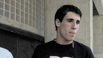 <b>DEJA EL REINO DE NAVARRA.</b> Javi Martínez, acompañado por un agente de Bahía, abandona las instalaciones de Osasuna tras acordar su pase al Athletic.