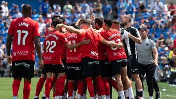 Los jugadores del Mallorca celebran sus goles en Getafe con el entrenador Javier Aguirre.