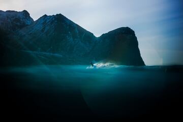 La nieve, la baja temperatura del agua... Nada detiene a estos surfistas que una temporada más disfrutan de la islas noruegas de Lofoten, en pleno Círculo Ártico.  