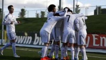 Los jugadores del Castilla felicitan a Odegaard por el 1-0 contra el Barakaldo.