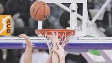 <b>DOMINIO AZUL. </b>Estudiantes fue superior en la batalla reboteadora.