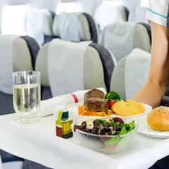 Explica por qué la comida de los aviones sabe como sabe: no es lo que piensas