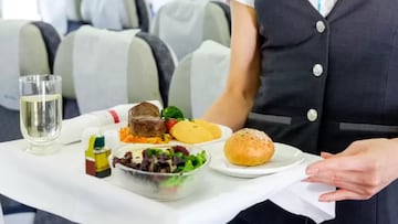 Explica por qué la comida de los aviones sabe como sabe: no es lo que piensas