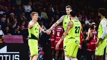 El Unicaja celebra una acción.