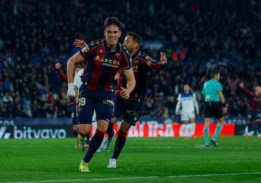 El Levante da síntomas de vida tras su victoria ante el Alavés, gracias a un doblete de Carlos Espí. El delantero levantinista salió al campo en la segunda mitad y fue diferencial, al anotar los dos goles de su equipo, en los últimos minutos.