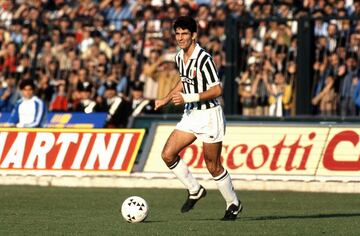 Tras ganar el Mundial Paolo Rossi llegó a la Juventus de Turín donde ganó dos Scudettos, una Copa de Italia, una Copa de la UEFA, una Supercopa de Europa y una Copa de Europa. 