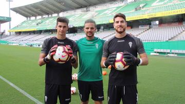 Los porteros del C&oacute;rdoba. Alberto Gonz&aacute;lez y Carlos Abad. En el centro Salva, t&eacute;cnico de metas.