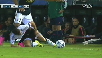 Dirar pudo ser expulsado por golpear reiteradamente a Gayà