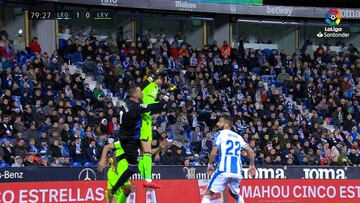 El Levante reclamó este polémico gol anulado por falta a Cuéllar
