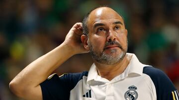 El entrenador del Real Madrid Chus Mateo este domingo, en el torneo Costa del Sol, entre el Real Madrid y el Unicaja, en el Palacio de Deportes Jos¨¦ Mar¨ªa Mart¨ªn Carpena de M¨¢laga.
