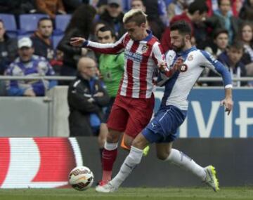 El delantero francés del Atlético de Madrid Antoine Griezmann y el defensa del Espanyol Álvaro González