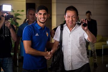 Gonçalo Guedes aterriza en Valencia acompañado de Peter Lim.