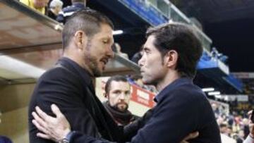 Marcelino y Simeone se saludan antes del último partido de Liga en El Madrigal.