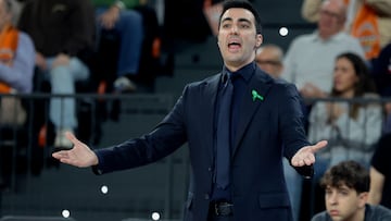 GRAF083. VALENCIA, 01/02/2026.- El entrenador del Hiopos Lleida, Gerard Encuentra, durante el partido de baloncesto correspondiente a la J18 de la Liga Endesa disputado hoy domingo en el pabellón Roig Arena de Valencia, entre Valencia Basket y Hiopos Lleida. EFE/ Miguel Ángel Polo