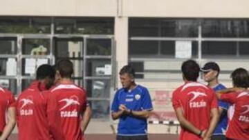 <b>UN TÉCNICO EXIGENTE. </b>El entrenador granadino no lanza las campanas al vuelo.