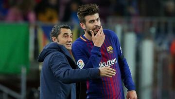 Piqué conversa con Valverde.