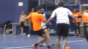 El 'estilo' futbol¨ªstico de Albert Rivera jugando que ha dado mucho juego en la red
