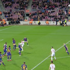 Los jugadores del Alavés pidieron penalti por esta mano de Umtiti