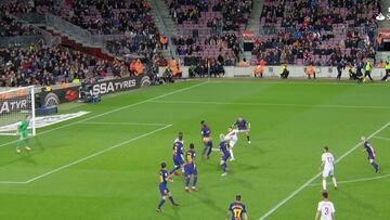 Los jugadores del Alavés pidieron penalti por esta mano de Umtiti