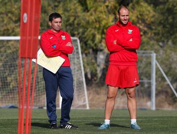 Carlos Sánchez, junto a Garitano, durante un entrenamiento del Leganés. 