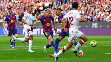 Dani Olmo marca el 3-0 al Sevilla. 