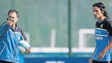 <b>CONVENCIDO. </b>Caparrós está seguro que Juan Rodríguez puede jugar en el puesto de delantero centro.