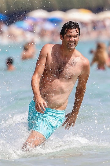 El exentrenador argentino del Real Madrid se encuentra disfrutando de las playas ibicencas en compa?¨ªa de sus hijos y familia.