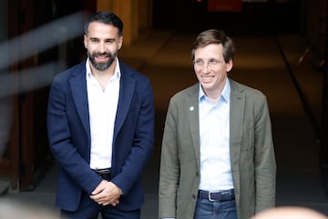 Dani Carvajal, jugador del Real Madrid, en el balc¨®n del ayuntamiento de Madrid como pregonero de las fiestas de San Isidro junto a Jos¨¦ Luis Mart¨ªnez-Almeida, alcalde de la Villa.