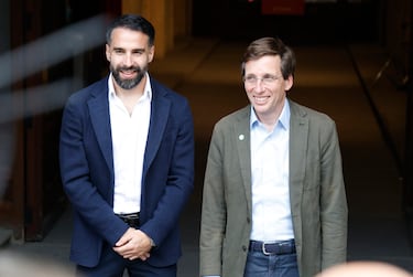 Dani Carvajal, jugador del Real Madrid, en el balcón del ayuntamiento de Madrid como pregonero de las fiestas de San Isidro junto a José Luis Martínez-Almeida, alcalde de la Villa.