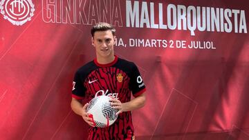 Javi Llabrés, centrocampista del Mallorca, posando con la nueva camiseta para la temporada 2024-25.