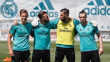 Bale ya se fotografía con los habituales suplentes de Zidane