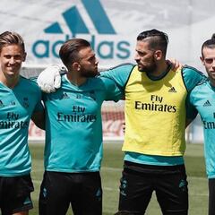 Bale ya se fotografía con los habituales suplentes de Zidane