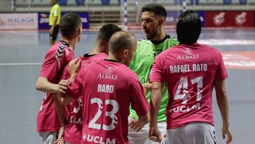 GRAF8225. MÁLAGA, 27/06/2020.- Los jugadores del Viña Albali Valdepeñas celebran el gol conseguido ante el Levante, durante la segunda semifinal del Play Off Exprés por el título de Campeón de Liga en Primera Divi