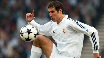 Otro de los jugadores importantes en la defensa merengue. Fue titular en la final por la UEFA Champions League de 2002.