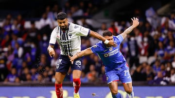 MEX00. CIUDAD DE MÉXICO (MÉXICO), 12/10/2022.- El jugador de Cruz Azul Juan Escobar (d) disputa el balón con Rodrigo Aguirre (i) de Monterrey hoy, durante el partido de ida de cuartos de final del Torneo Apertura del fútbol mexicano realizado en el Estadio Azteca de la Ciudad de México (México). EFE/José Méndez