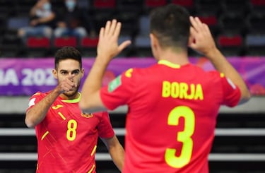 Adolfo no distingue rivales: triplete ante Angola y líderes