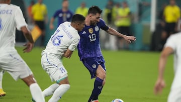 Héctor Castellano y Leo Messi, durante el Argentina-Honduras.